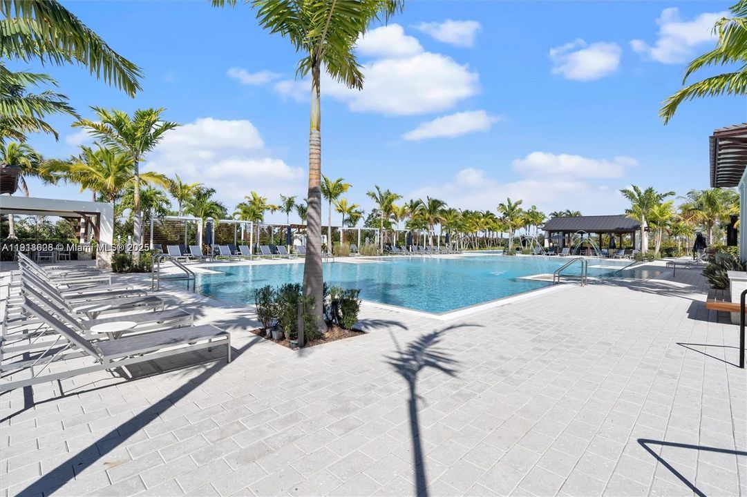 En Venta: $1,995,000 (5 camas, 3 baños, 3718 Pies cuadrados)