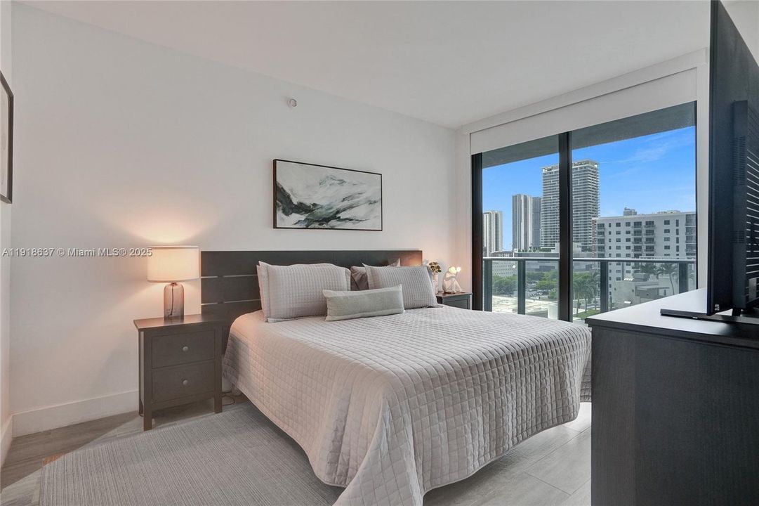 В аренду: $5,200 (2 спален, 2 ванн, 1045 Квадратных фут)