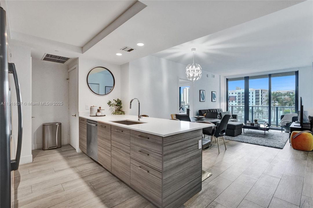 В аренду: $5,200 (2 спален, 2 ванн, 1045 Квадратных фут)