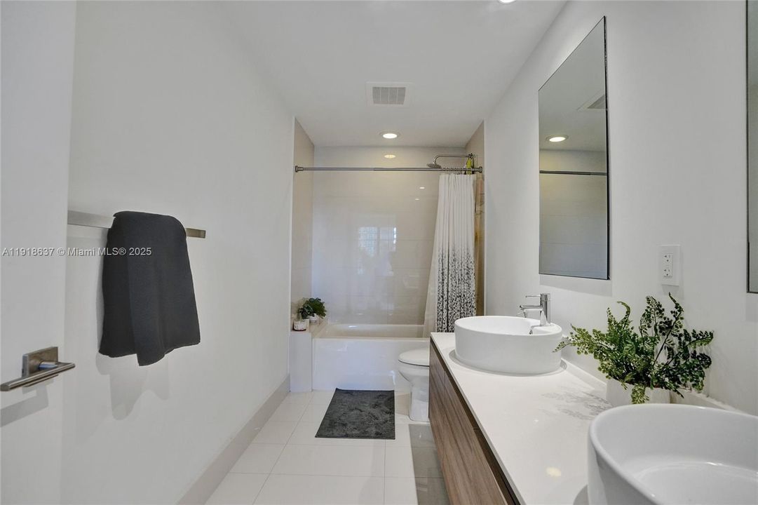 В аренду: $5,200 (2 спален, 2 ванн, 1045 Квадратных фут)