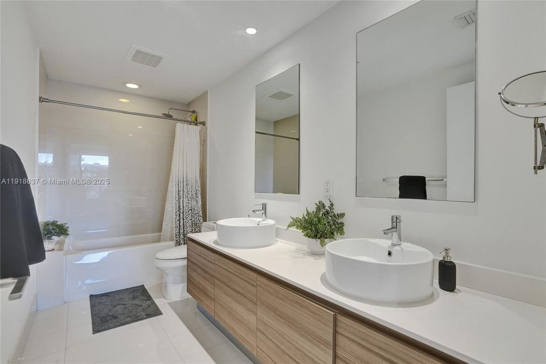 В аренду: $5,200 (2 спален, 2 ванн, 1045 Квадратных фут)