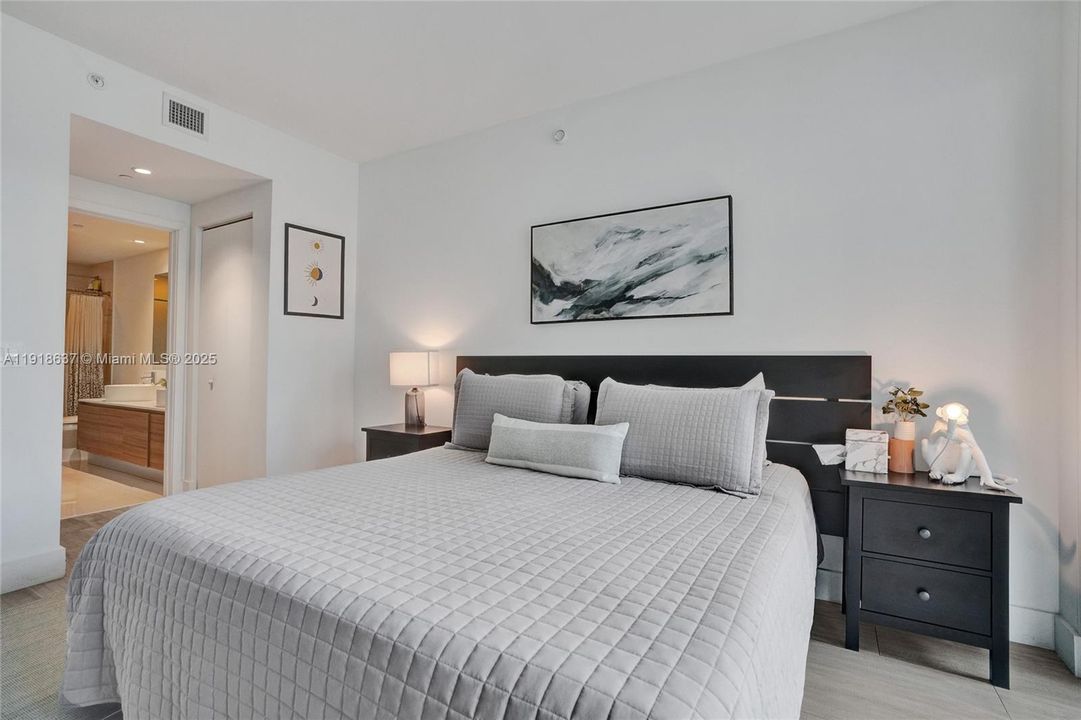 В аренду: $5,200 (2 спален, 2 ванн, 1045 Квадратных фут)