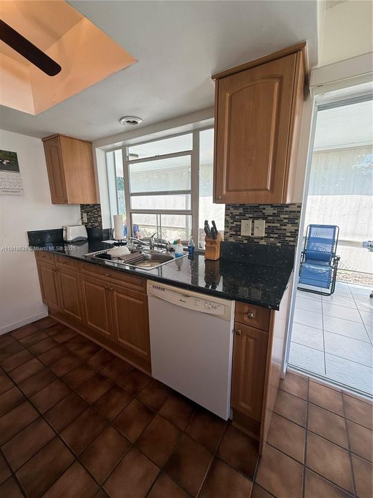 На продажу: $324,900 (2 спален, 2 ванн, 957 Квадратных фут)