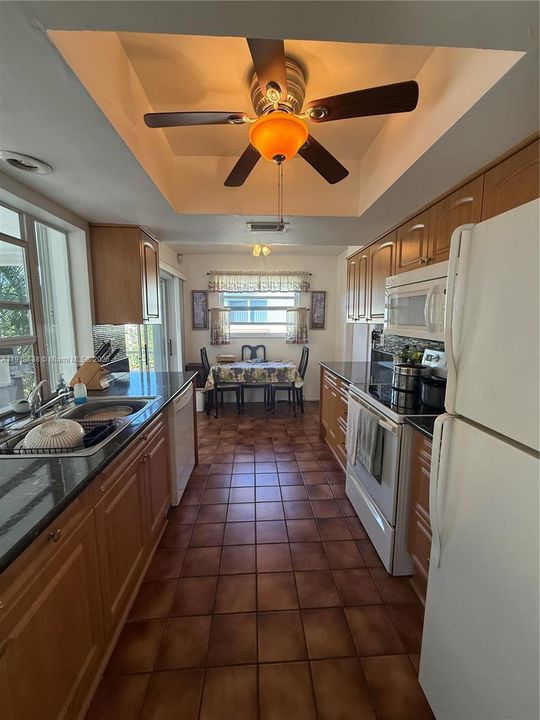 На продажу: $324,900 (2 спален, 2 ванн, 957 Квадратных фут)