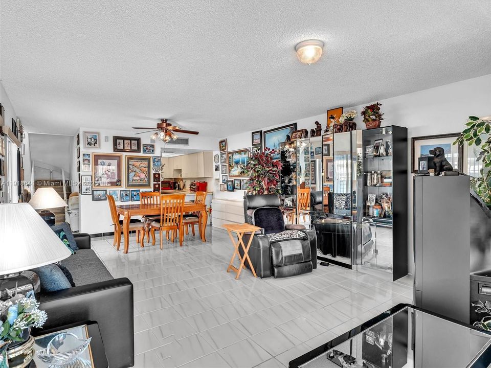 Activo con contrato: $419,000 (3 camas, 2 baños, 1592 Pies cuadrados)