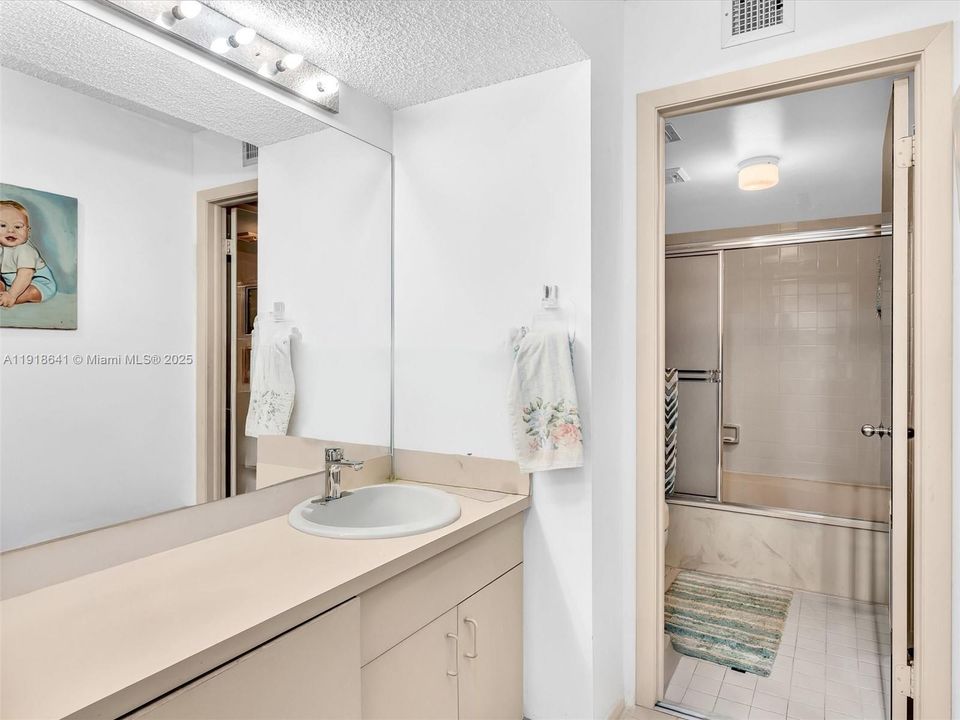 Activo con contrato: $419,000 (3 camas, 2 baños, 1592 Pies cuadrados)