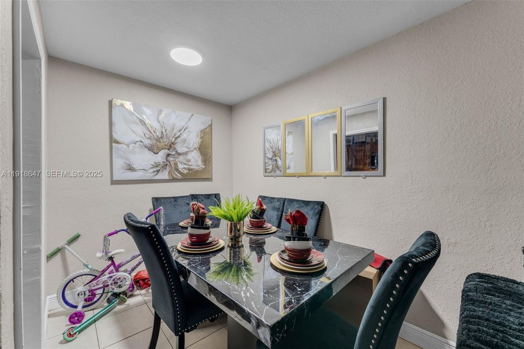 待售: $420,000 (2 贝兹, 1 浴室, 720 平方英尺)