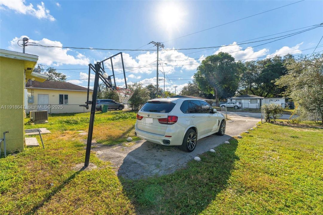 待售: $420,000 (2 贝兹, 1 浴室, 720 平方英尺)