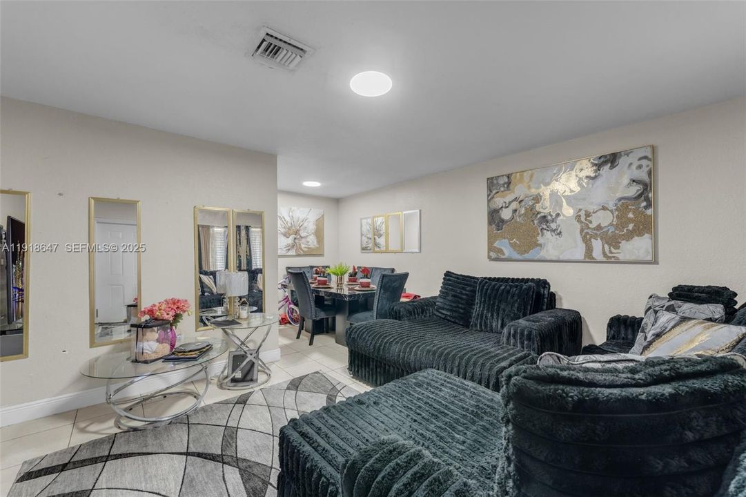 待售: $420,000 (2 贝兹, 1 浴室, 720 平方英尺)