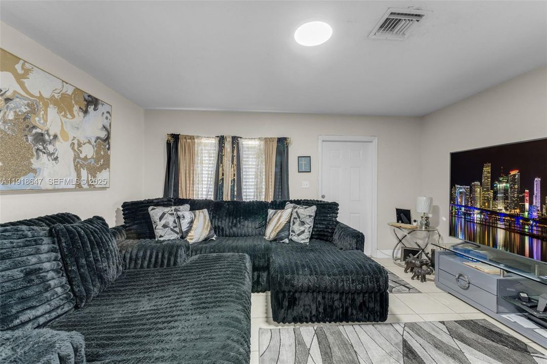 待售: $420,000 (2 贝兹, 1 浴室, 720 平方英尺)