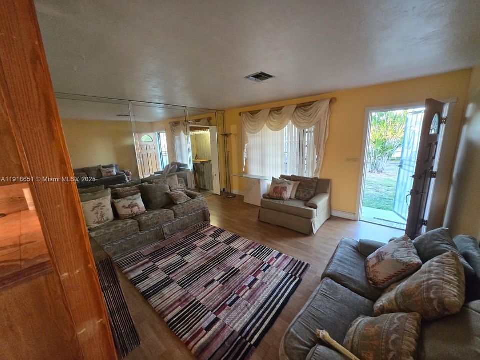 待售: $518,000 (3 贝兹, 1 浴室, 1208 平方英尺)