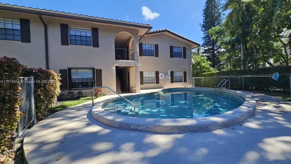 На продажу: $234,900 (2 спален, 2 ванн, 1250 Квадратных фут)