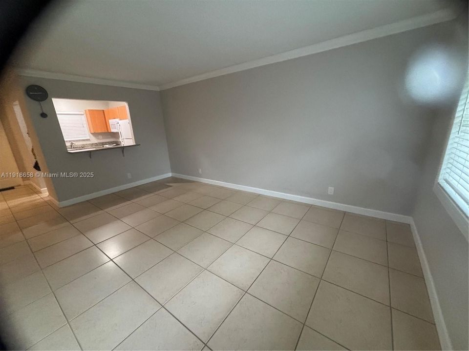 For Rent: $1,750 (1 beds, 1 baths, 736 Square Feet)