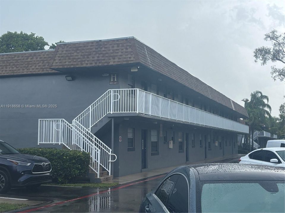 For Rent: $1,750 (1 beds, 1 baths, 736 Square Feet)