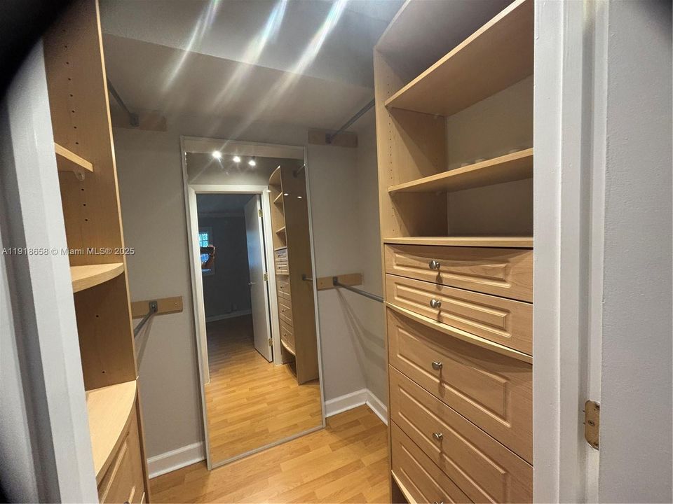 For Rent: $1,750 (1 beds, 1 baths, 736 Square Feet)