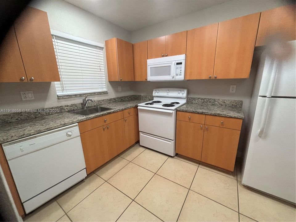 For Rent: $1,750 (1 beds, 1 baths, 736 Square Feet)