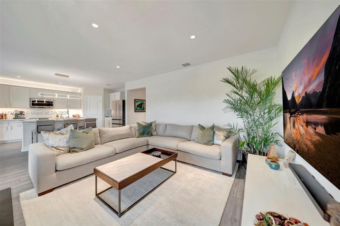 For Sale: $575,000 (3 beds, 2 baths, 1647 Square Feet)