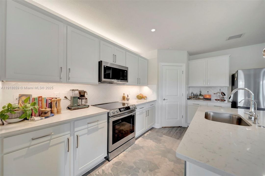 For Sale: $575,000 (3 beds, 2 baths, 1647 Square Feet)