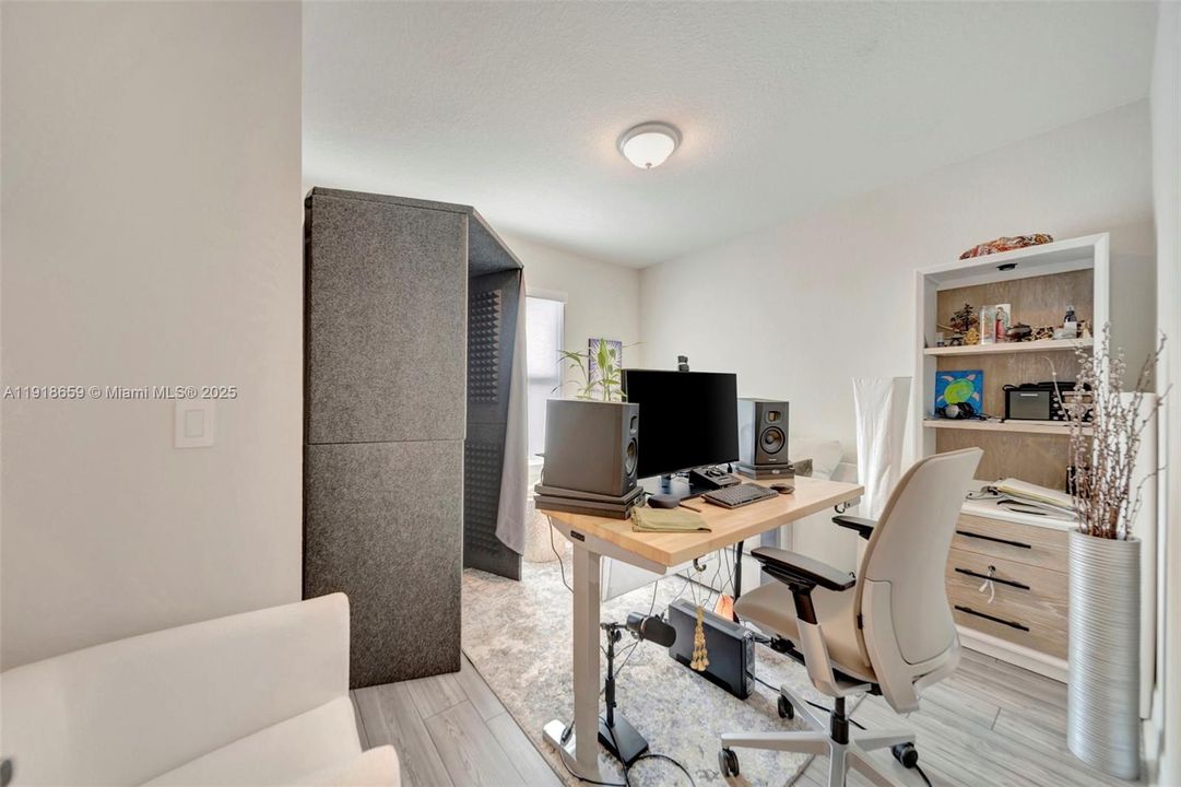 For Sale: $575,000 (3 beds, 2 baths, 1647 Square Feet)