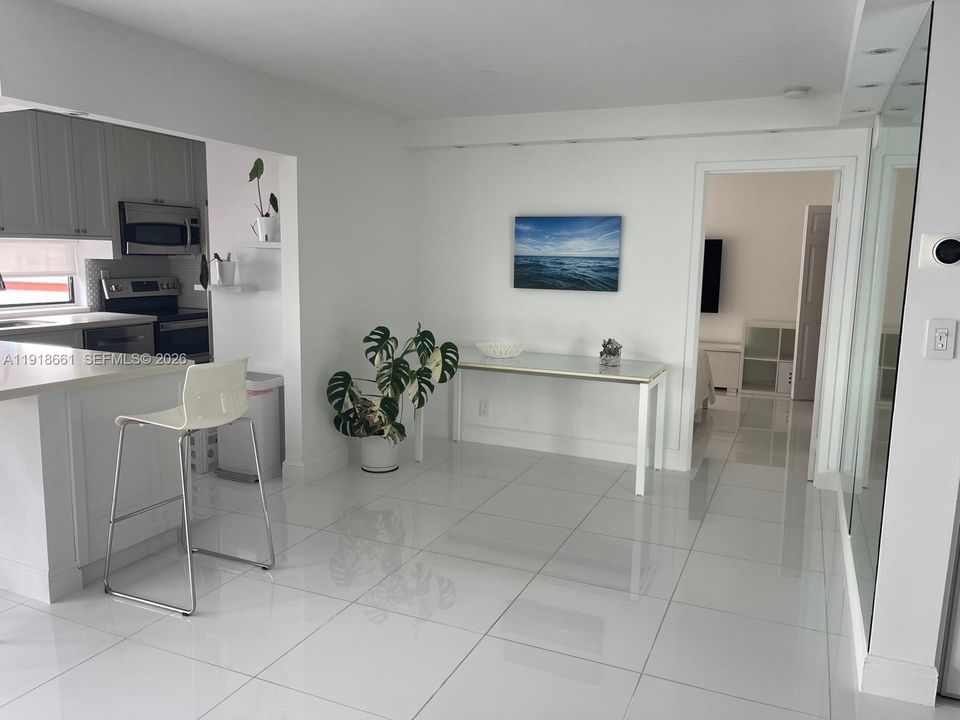 For Sale: $355,000 (2 beds, 2 baths, 988 Square Feet)