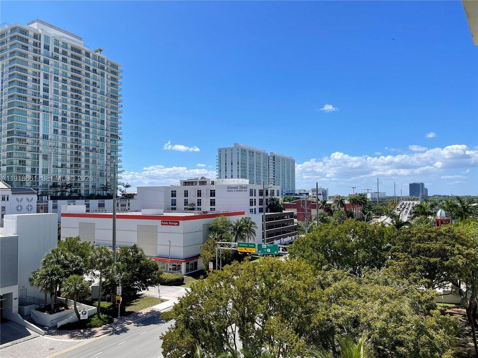 For Sale: $355,000 (2 beds, 2 baths, 988 Square Feet)