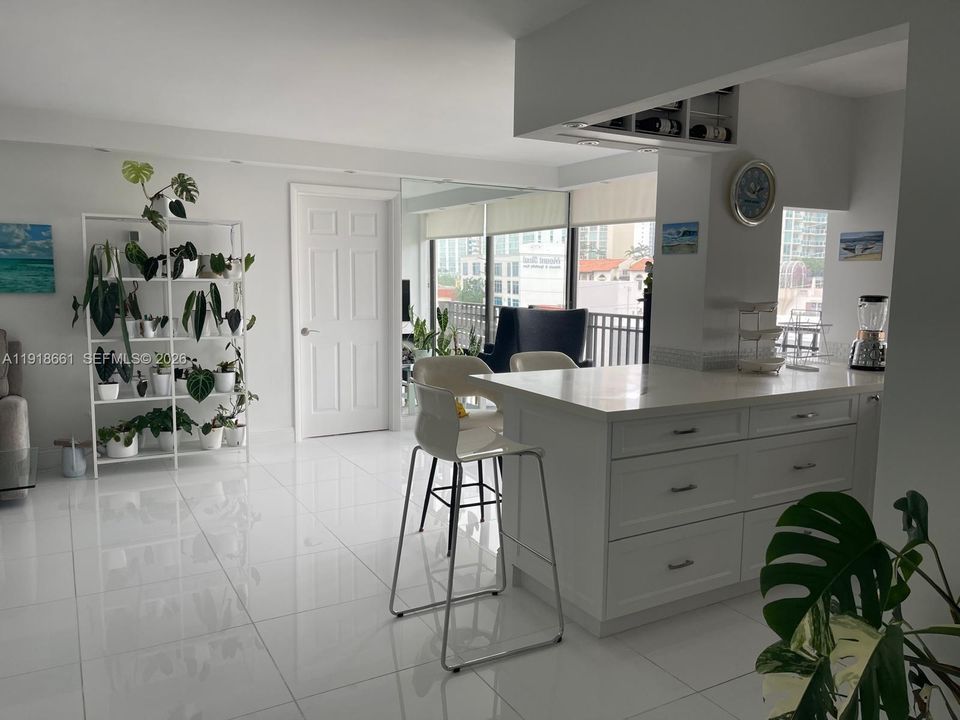 For Sale: $355,000 (2 beds, 2 baths, 988 Square Feet)