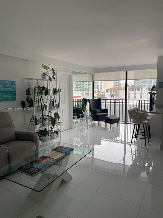 For Sale: $355,000 (2 beds, 2 baths, 988 Square Feet)
