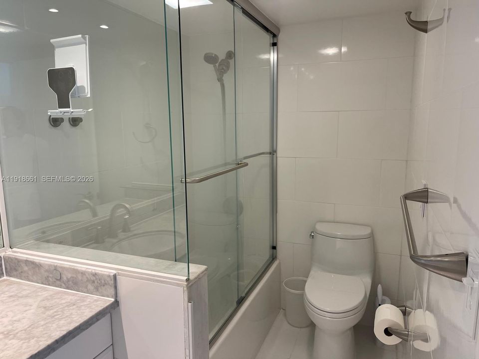 For Sale: $355,000 (2 beds, 2 baths, 988 Square Feet)