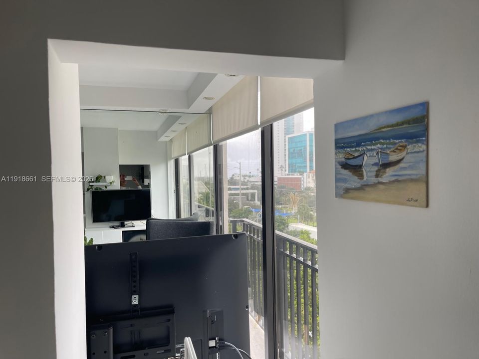 For Sale: $355,000 (2 beds, 2 baths, 988 Square Feet)