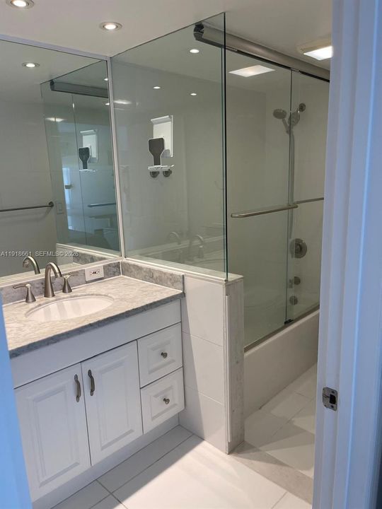 For Sale: $355,000 (2 beds, 2 baths, 988 Square Feet)