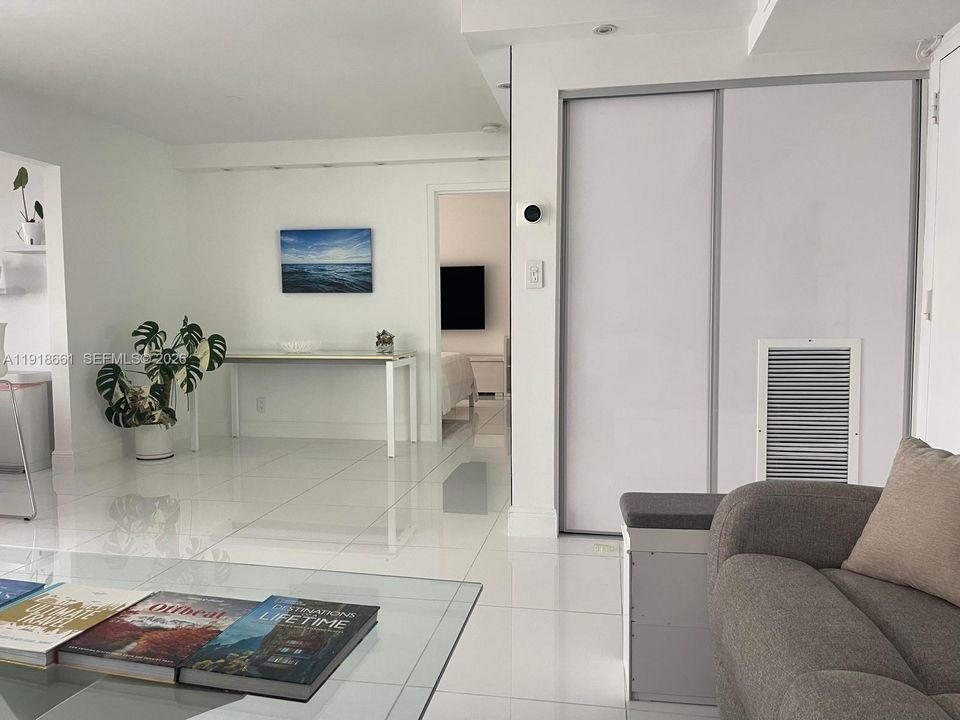 For Sale: $355,000 (2 beds, 2 baths, 988 Square Feet)