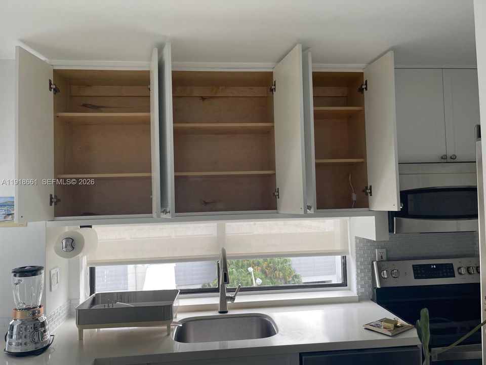 For Sale: $355,000 (2 beds, 2 baths, 988 Square Feet)