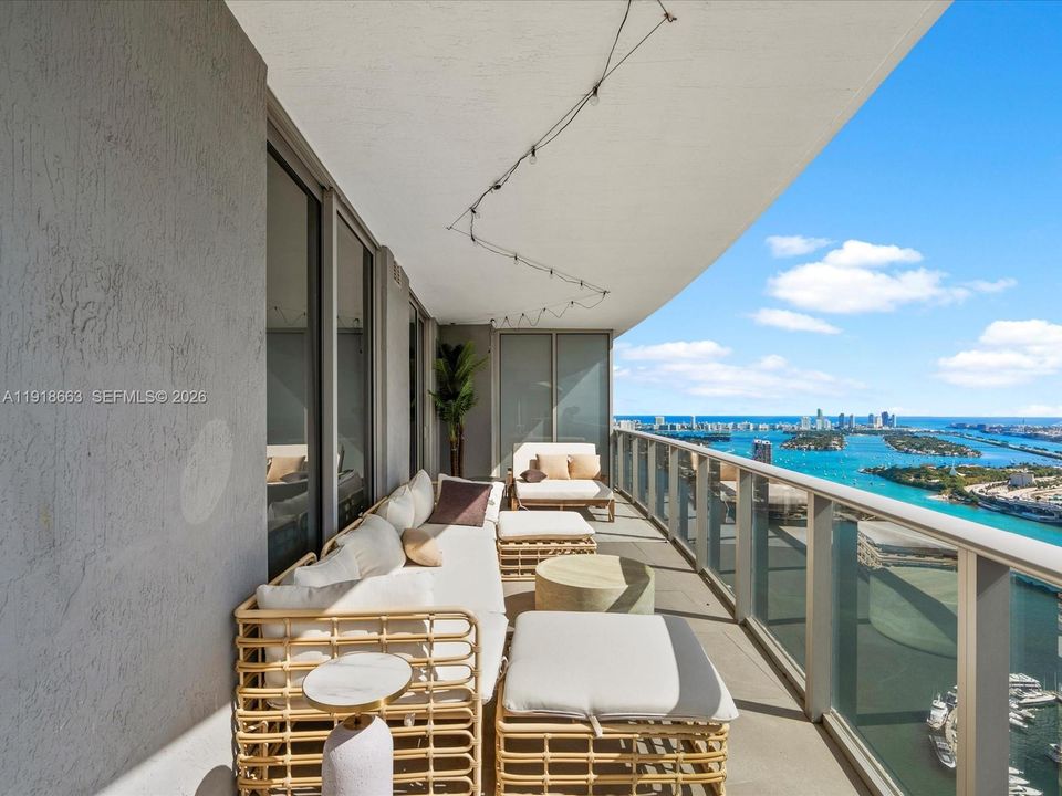 Active With Contract: $1,399,950 (3 beds, 3 baths, 1592 Square Feet)