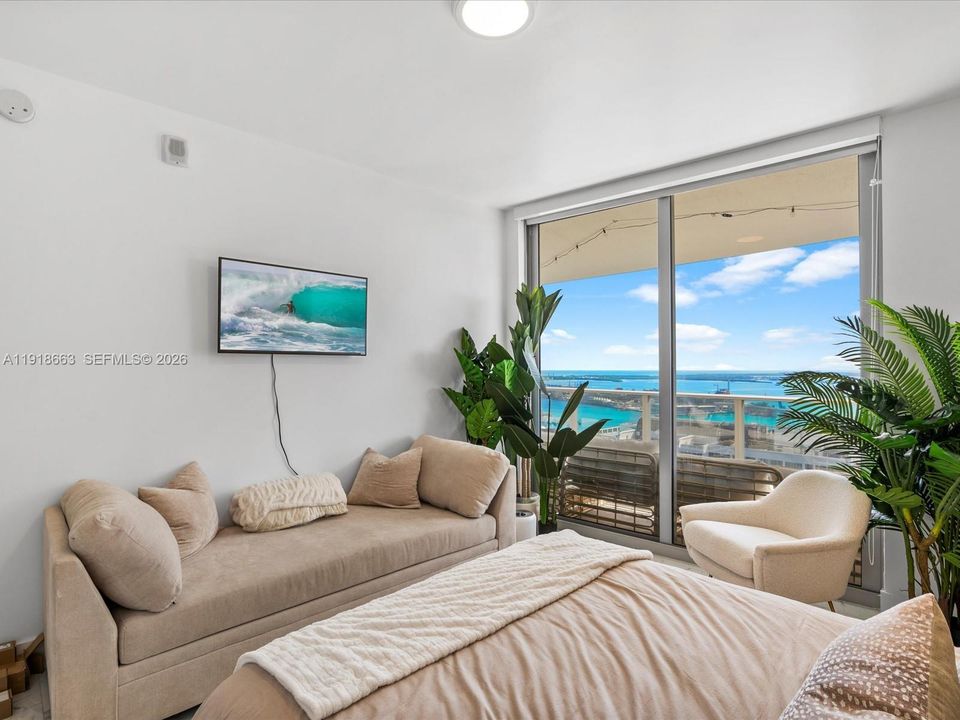 Active With Contract: $1,399,950 (3 beds, 3 baths, 1592 Square Feet)