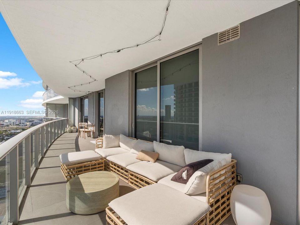 Active With Contract: $1,399,950 (3 beds, 3 baths, 1592 Square Feet)