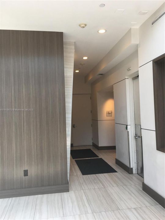 For Rent: $5,500 (1 beds, 1 baths, 760 Square Feet)