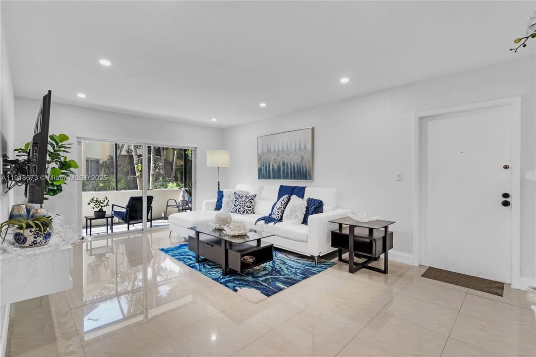 En Venta: $279,999 (2 camas, 2 baños, 1000 Pies cuadrados)