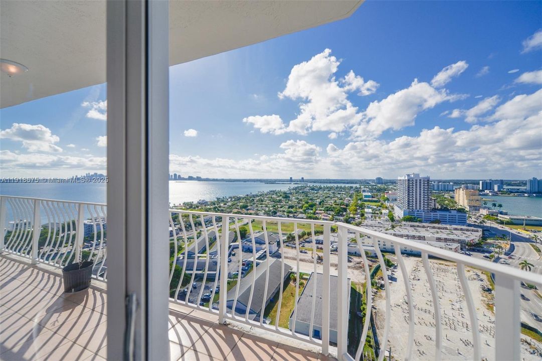 На продажу: $500,000 (2 спален, 2 ванн, 1030 Квадратных фут)