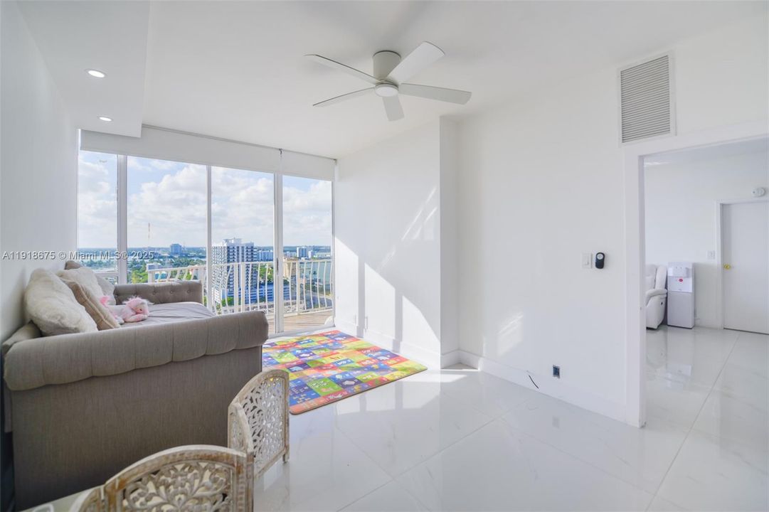 На продажу: $500,000 (2 спален, 2 ванн, 1030 Квадратных фут)