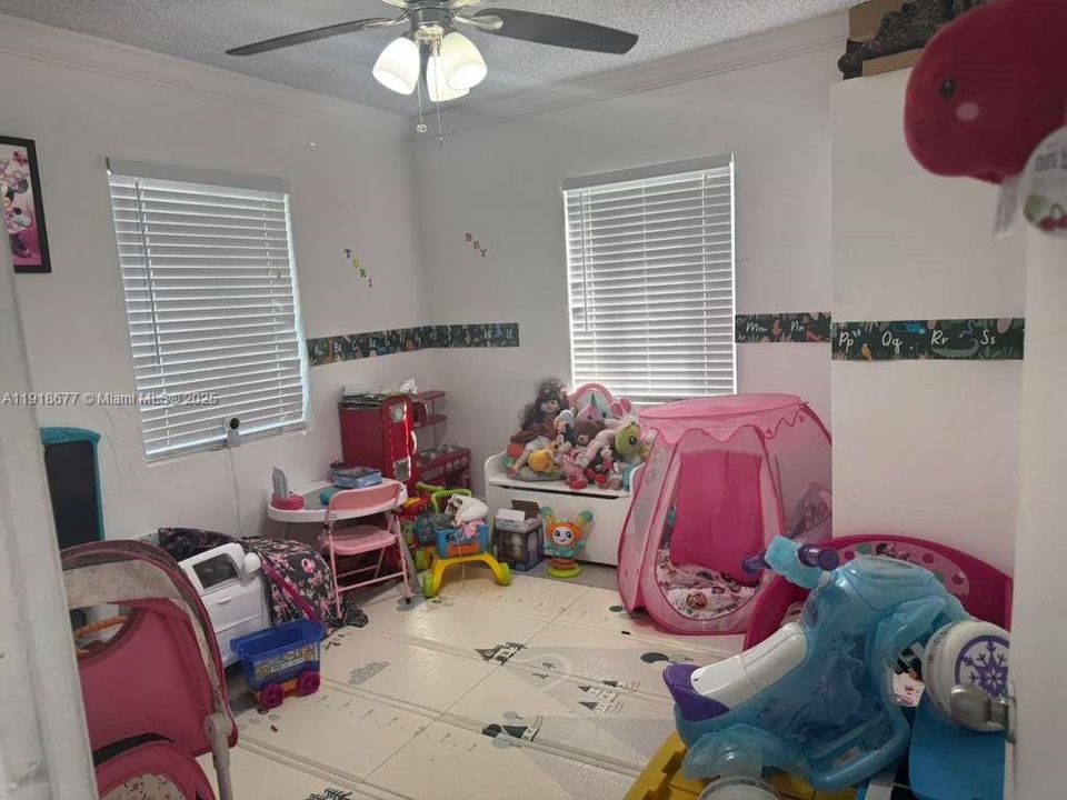 待售: $399,000 (4 贝兹, 2 浴室, 1219 平方英尺)