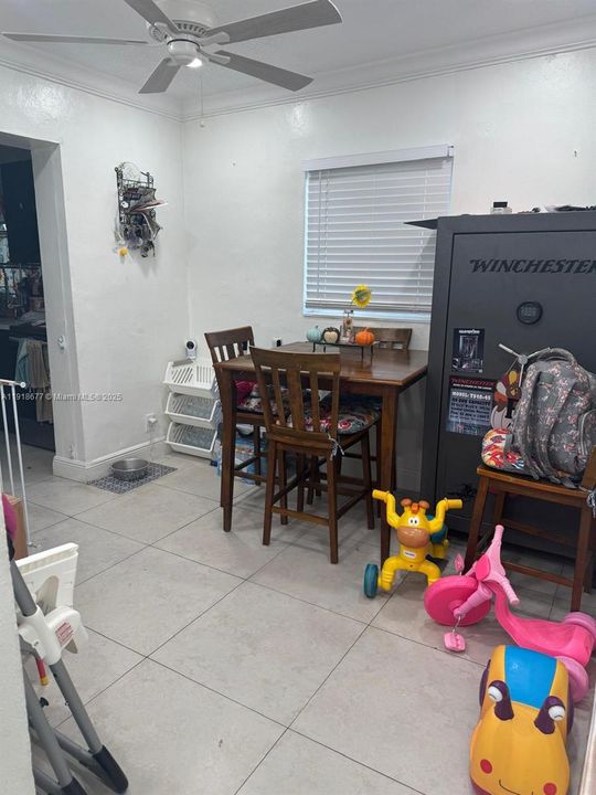 待售: $399,000 (4 贝兹, 2 浴室, 1219 平方英尺)