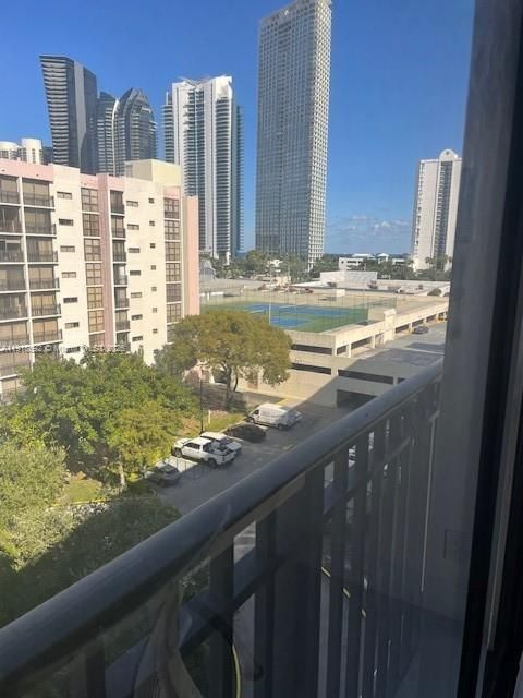 For Sale: $305,000 (1 beds, 1 baths, 640 Square Feet)