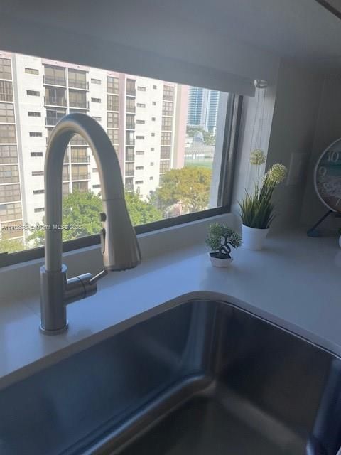 For Sale: $305,000 (1 beds, 1 baths, 640 Square Feet)