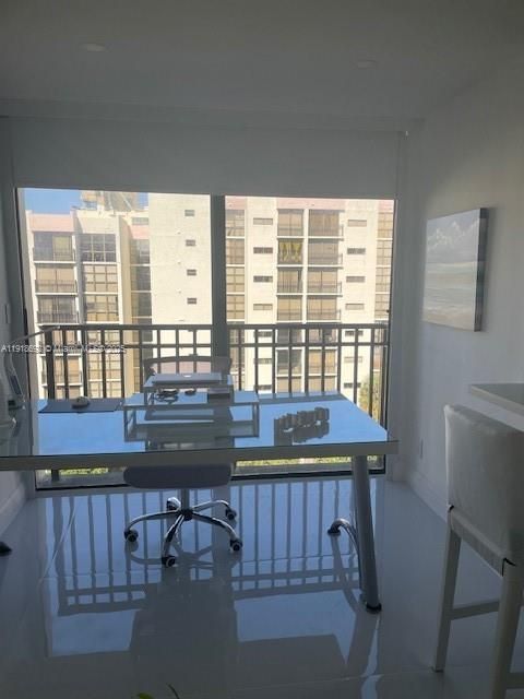 For Sale: $305,000 (1 beds, 1 baths, 640 Square Feet)
