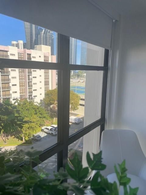 For Sale: $305,000 (1 beds, 1 baths, 640 Square Feet)