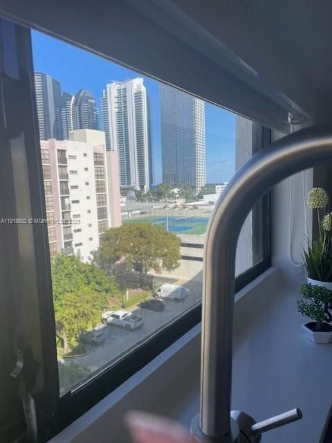 For Sale: $305,000 (1 beds, 1 baths, 640 Square Feet)