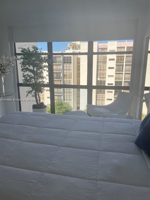 For Sale: $305,000 (1 beds, 1 baths, 640 Square Feet)