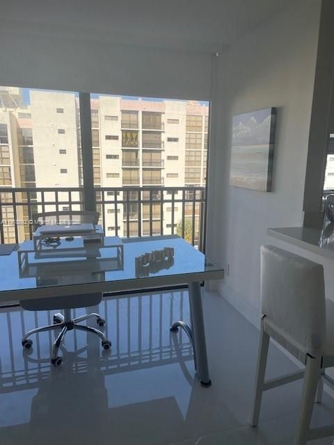 For Sale: $305,000 (1 beds, 1 baths, 640 Square Feet)