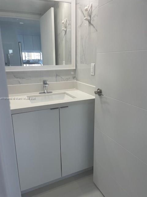For Sale: $305,000 (1 beds, 1 baths, 640 Square Feet)