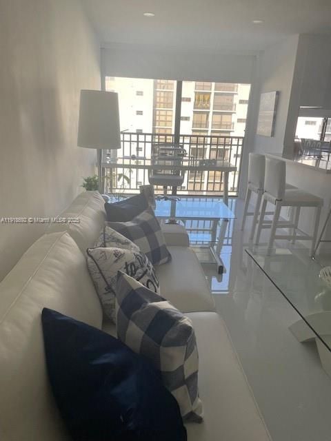 For Sale: $305,000 (1 beds, 1 baths, 640 Square Feet)
